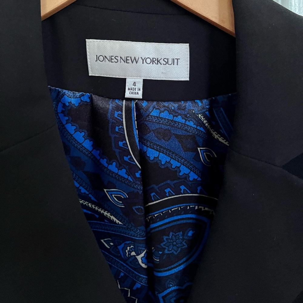 Jones New York Skirt Suit size 4